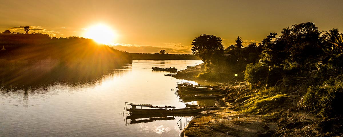Pandaw Sunset Chindwin River with boats 4