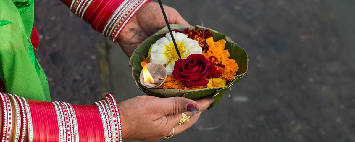 Pandaw presenting flowers Ganges River 3