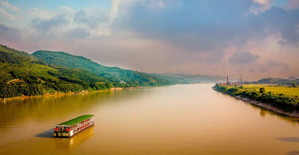 Pandaw vessel on the Da River 